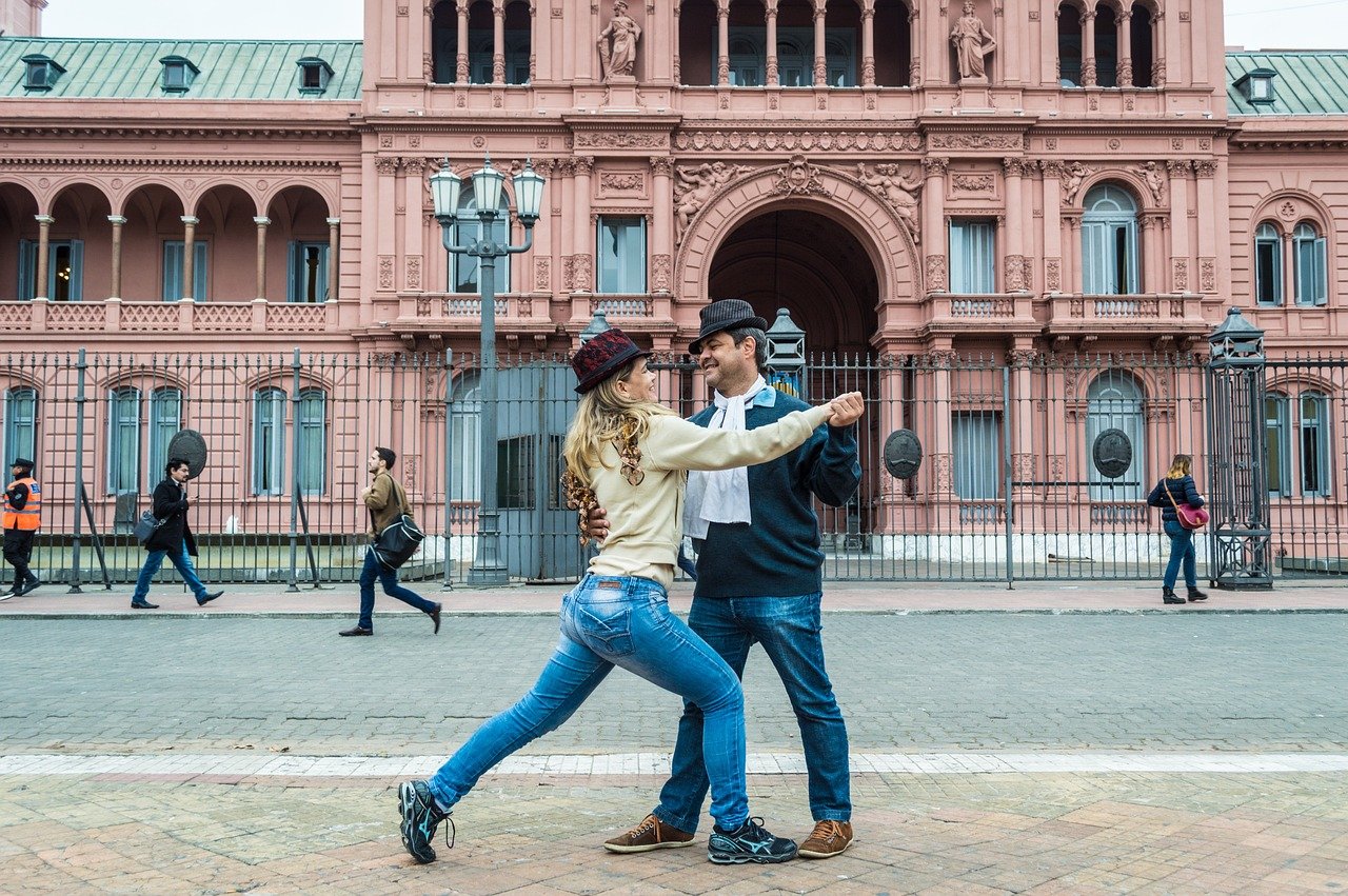 Pareja bailando tango en La Boca Buenos Aires lujo Univertur